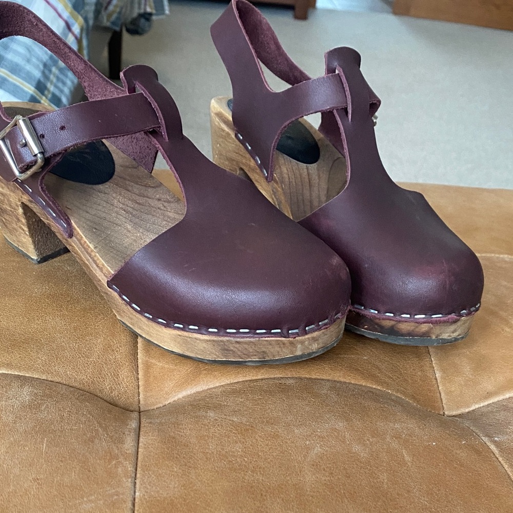 Lotta From Stockholm burgundy wooden clogs